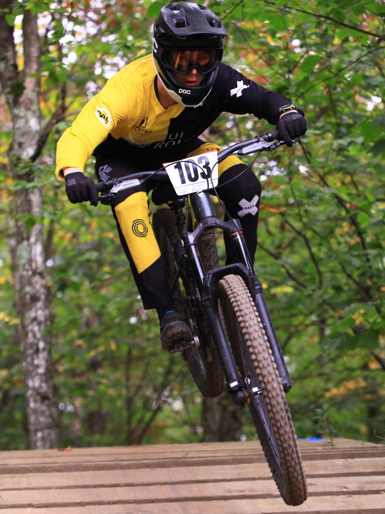 Zac en pleine descente aux championnats canadiens d'enduro 2026